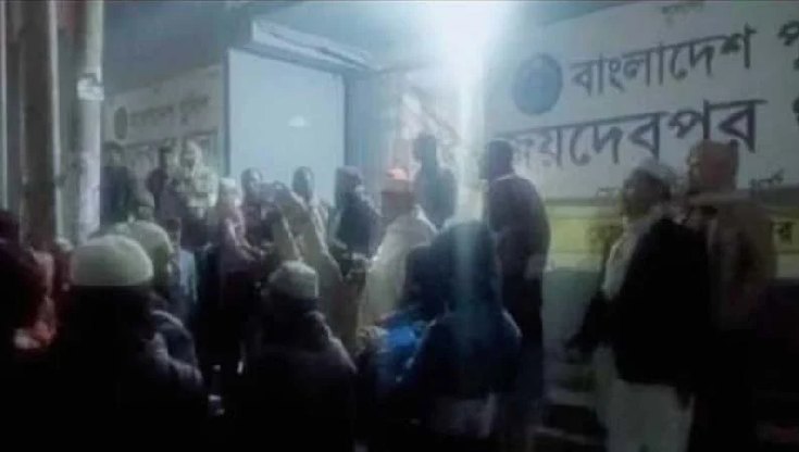 গাজীপুরে আওয়ামীলীগ নেতাকে ছাড়াতে থানা ঘেরাও জামায়াতে ইসলামীর থানা ঘেরাও জামায়াতে ইসলামীর